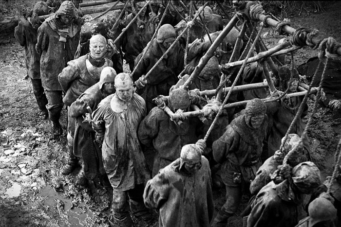 Kadrs no Alekseja Germana filmas “Grūti būt dievam”