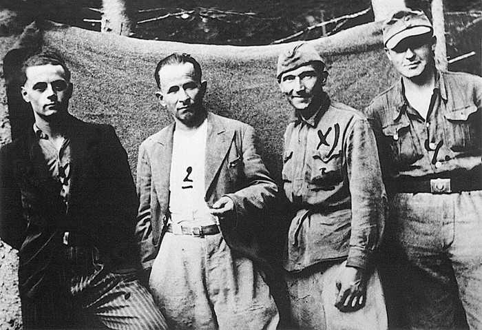 Foto no Latvijas Kara muzeja fondiem. J. Lapiņa grupa pirms Kurzemes partizānu grupu sanāksmes. 1946. gada 7. septembris.