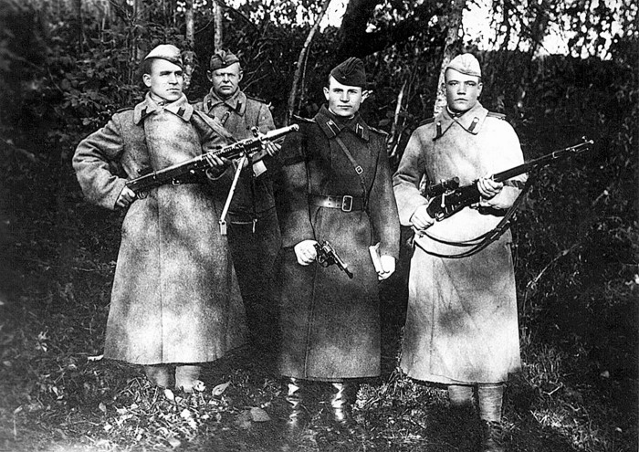 Foto no Latvijas Kara muzeja fondiem. Sarkanarmieši, kas 1946. gadā apsargāja Sinoles pagasta izpildu komiteju no partizānu uzbrukumiem.