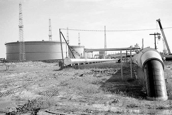 Foto: Gatis Diedziņš, A.F.I. Naftas vada izaugumi Būtiņģē (augšā) un Ventspilī