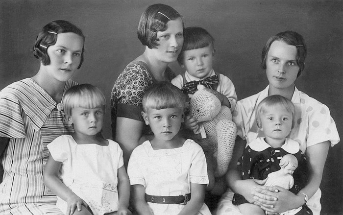 Otrais no kreisās - mazais Georgs Andrejevs (Foto no ģimenes arhīva)