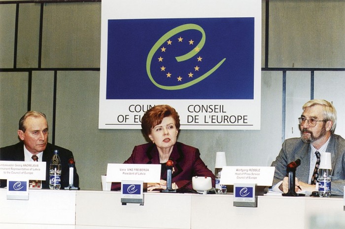 Latvijas Prezidentes Vairas Vīķes-Freibergas vizīte Eiropas Padomē 2001. gada janvārī. (Foto: CONSEIL DE L'EUROPE)