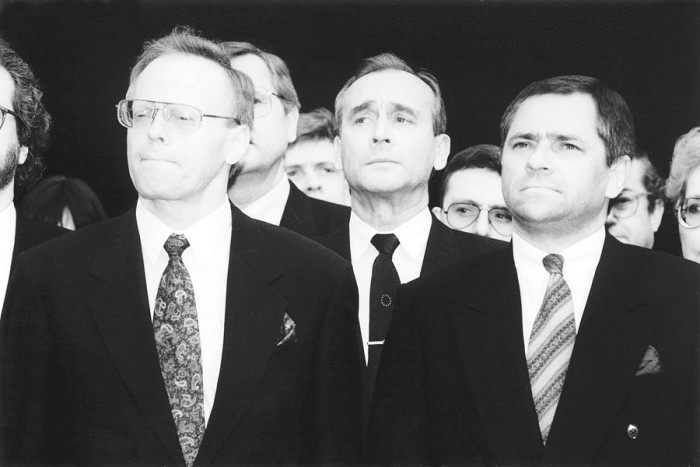Latvijas karoga pacelšanas brīdī, uzņemot Latviju Eiropas Padomē. 1995. gads. (Foto: CONSEIL DE L'EUROPE)