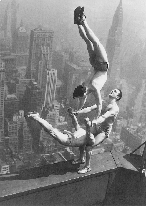 Vienmēr esmu apbrīnojis cilvēkus, kas nebaidās no augstuma, bet šo bildīti ar akrobātiem uz Empire State Building (1934) 2001. gada vasarā nopirku, kad ar lielu piespiešanos un sirdsklapēm uzkāpu Eifeļa torņa II platformā.