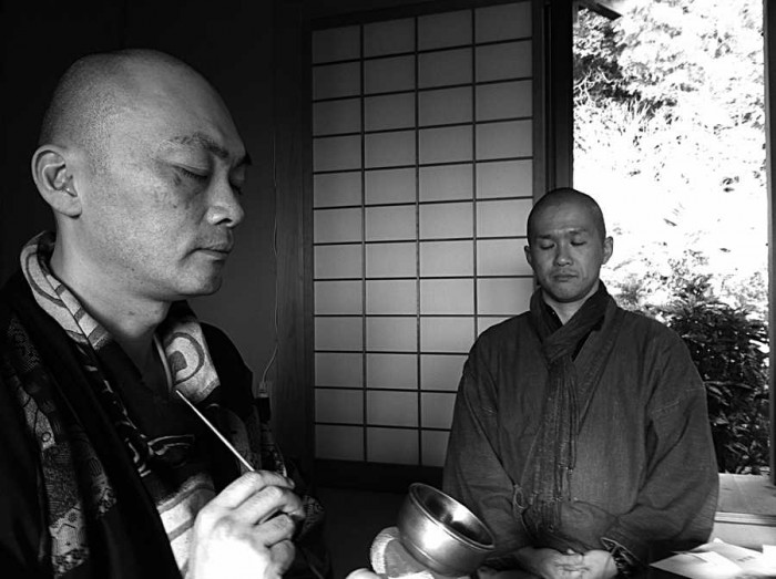 Itecu Nemoto (pa kreisi) vada nodarbību savā templī (Foto: JNEB.jp)