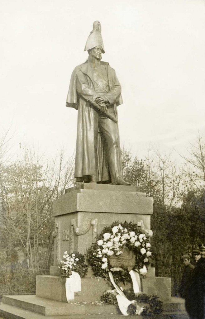 Piemineklis ģenerālfeldmaršalam Mihailam Barklajam de Tolli. 1913, tēlnieks V. Vandšneiders (Fotogrāfs nezināms. No Latvijas akadēmiskās bibliotēkas Rokrakstu un reto grāmatu nodaļas fondiem)
