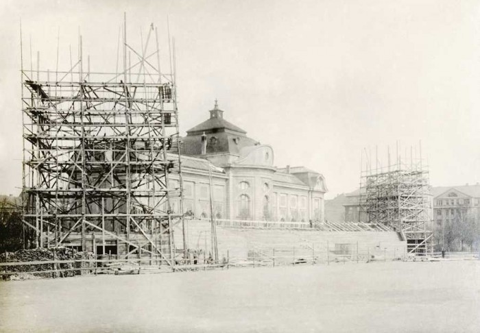 VII vispārējo dziesmu svētku estrādes celtniecība Esplanādē 1931. gadā (Fotogrāfs nezināms. No Latvijas akadēmiskās bibliotēkas Rokrakstu un reto grāmatu nodaļas fondiem)