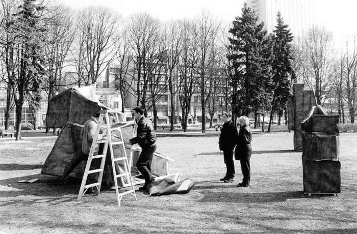 Esplanādē tiek uzstādīts Paula Jaunzema veidotā pieminekļa komunistiskā terora upuriem makets,  2000. gada vasara (Foto - Juris Poga)