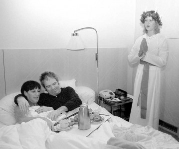 1998. gada laureātam fizikā Horstam L. Stērmeram un viņa sievai gultā pasniedz tradicionālo Lūcijas dienas kafiju (Foto: EPA/A.F.I.)