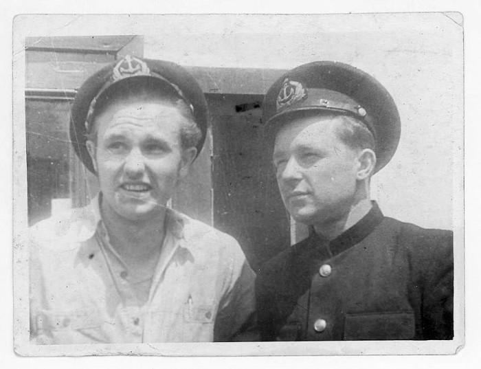 Apollus — 2. mehāniķis. 1955. gadā Sahalīnas kuģniecībā uz Ņeveļsk kopā ar Jāni, 2. stūrmani. (Foto no A. Bormaņa personīgā arhīva)