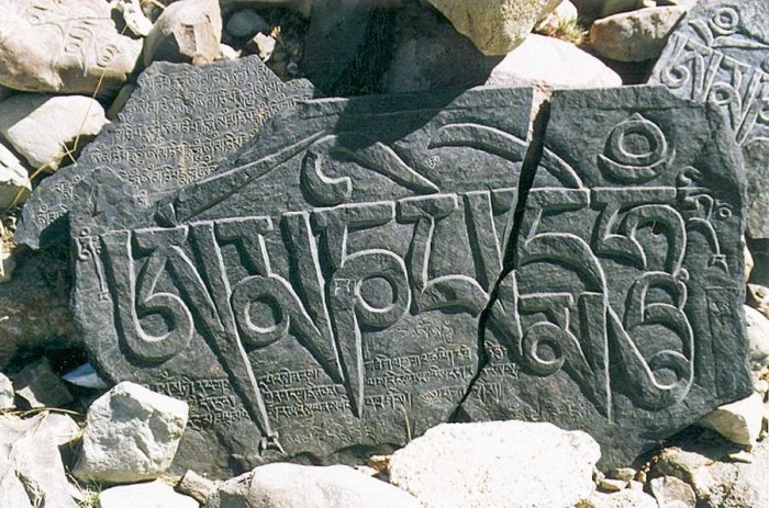 Mantra OM MANI PADME HUM. Jau 18. gadsimta ceļotāji minēja šos vārdus kā pirmos, ko iemācās mazie tibetieši, un kā pēdējos, ko izdveš mirstošie tibetieši. (Foto - Uldis Tīrons)