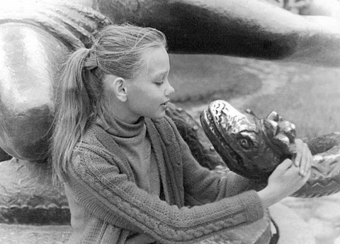 Egle — zalkšu karaliene. Skulptūra Palangā. “Es atceros, kā mēs ar tēvu no rītiem skrējām, un reiz viņš man saka: “Paklau, iztaisīsim skaistu fotogrāfiju.” Bet es jau toreiz necietu, ka lien uz skulptūrām un fotografējas, un man bija ļoti kauns, ka es tur sēžu.” (Foto no personiskā arhīva)