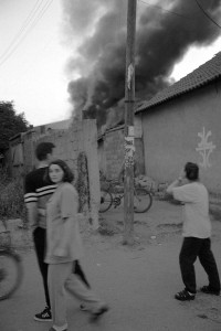 Serbu aizdedzināta albāņu māja Mitrovicas dienviddaļā. 1999. gads (Foto - Atis Klimovičs)