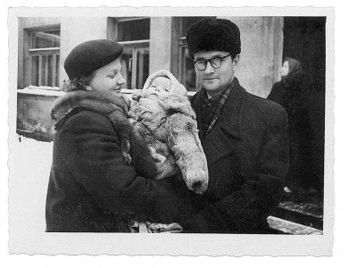 1958. gada ziemā Imants un Marta Lešinski kopā ar savu pusgadu veco meitiņu devās uz Maskavu, lai apgūtu gudrības, kas viņiem ļautu nelegāli apmesties uz dzīvi kādā vāciski runājošā zemē un spiegot PSRS labā. (Foto no Ievas Lešinskas personiskā arhīva)