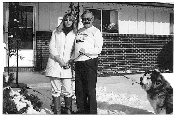 Ieva un Imants Lešinski, tolaik gan Evelīna un Pīters Dorni, pie Dornu mājas Fortkolinsā, Kolorādo 1981. gada Ziemsvētkos. (Foto no Ievas Lešinskas personiskā arhīva)