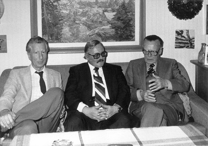 Imants Lešinskis starp vēsturnieku Uldi Ģērmani un Latvijas sociāldemokrātu ciltstēvu Brūno Kalniņu. Šī sava Stokholmas apmeklējuma laikā 1984. gadā Lešinskis Zviedrijas varas iestādēm uzrādīja vairākus VDK darbiniekus PSRS vēstniecībā — starp tiem trīs latviešus. (Foto no Ievas Lešinskas personiskā arhīva)
