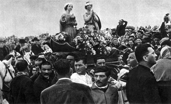 Reizi gadā katoļticīgie čigāni no visas pasaules dodas svētceļojumā uz Senmarīdemeras ciemu netālu no Arlas Dienvidfrancijā,  kur godina Vitānijas Mariju un čigānu aizbildni svēto Sāru, kuras pīšļi glabājas pazemes kapelā. 1956 (Foto - Pols Almazī)