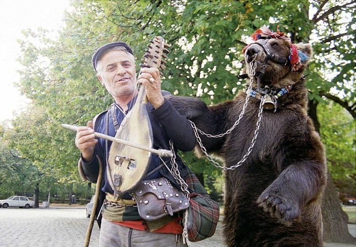 Bulgārijas čigāns Sofijas centrā izrāda dresētu lāci. 1994 (Foto - Pēteris Dzelzis)