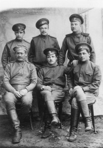 Pirmā pasaules kara laikā Portaturā.  Jānis Bērziņš –– otrajā rindā pirmais no labās (No Latvijas vēstures muzeja fondiem)