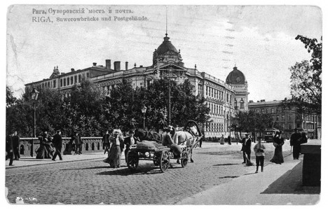 “1905. gada februārī galvenā pasta kantori pārvietoja no Kārļa ielas uz jauncelto pasta resora namu Aspazijas bulvārī 15 pie pilsētas apstādījumu kanāla” (Foto no Latvijas Vēstures muzeja fondiem)