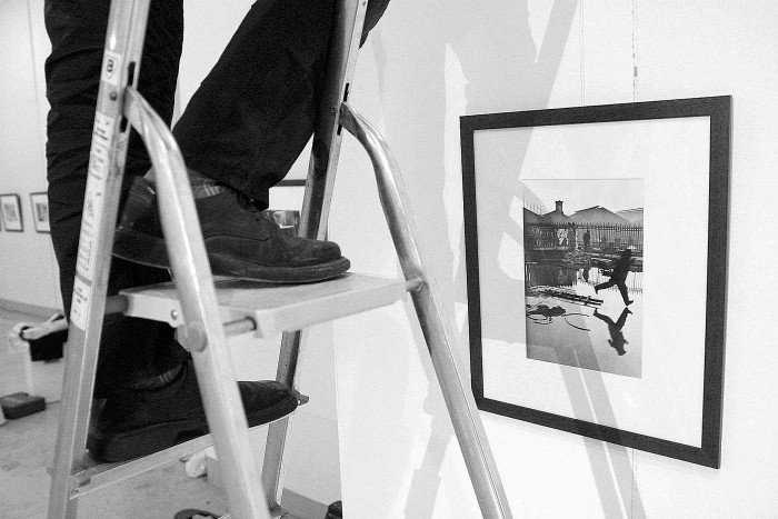 Fotogrāfiju  Aiz Senlazāras stacijas daudzi kritiķi  uzskata par vienu  no Bresona izcilākajām fotogrāfijām. Sakiet lūdzu, kam vajadzīgi kretīni, kas raksta  par šīs fotogrāfijas “ģeometrisko formu smalko kontrastu un pilnīgo spontanitāti”? Vīrs lecot pāri  peļķei un esot “sastindzis lēcienā, veidojot simetrisku  V ēnu, kas kontrastē ar apaļajām formām ūdenī un vertikālo žogu pie dzelzceļa.” Mēs paši redzam,  jūs, āmurgalvas. (Foto - Andris Kozlovskis, Punctum)
