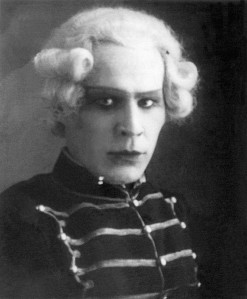 Nikolajs Vasiļjevs26 Hermaņa lomā  “...viņu atceros kā nepārspētu Hermaņa lomas tēlotāju, noslēpumaini pievilcīgu savos nākotnes sapņos un mīlestības ilgās, bet patiesi satriecošu apmātības un ārprāta brīžos.”27 LNO solists Nikolajs Vasiļjevs bija īsts džentlmenis: 1946. gada 1. novembra iestudējumā viņš, pildot izrādes režisora funkcijas, atšķirībā no Pētera Čaikovska ieceres atļāvās Lizu nenogalināt, proti, 6. ainā viņai nebija jālec Ziemas pils kanālā. Režisora pārmērīgais humānisms bija laupījis gaidīto skumjo pārdzīvojumu – un tas satracināja vairākus pazīstamus tālaika operas kritiķus.