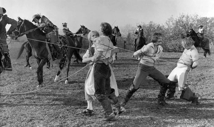 Kadrs no Aleksandra Leimaņa filmas Vella kalpi, 1970 (Foto no Latvijas kino muzeja arhīva)