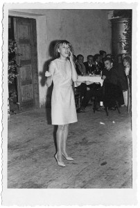 Velga Krile vada atpūtas vakaru kolhoza Ļeņina ceļš klubā. 1969 (Foto no RTMM krājuma)