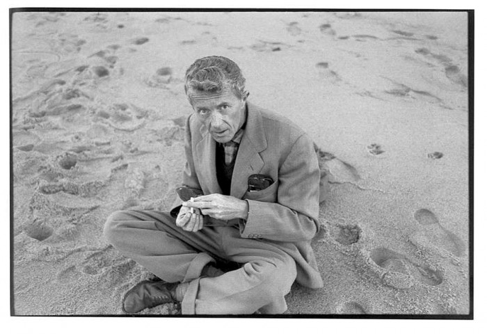 “ Es jutos ļoti vainīgs, jo domāju, ka atnācis policists un mani fotografē kā pierādījumu tam, ka es tinu kifa cigareti.” Pols Boulzs Merkalas pludmalē Tanžerā, 1963 (Foto - Bils Belli)