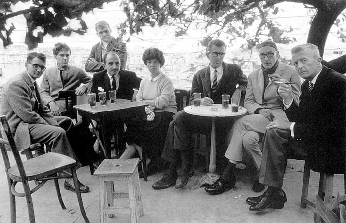 “Literārā Tanžera” Stāv Džons Hopkinss, sēž no kreisās: Omars Pounds, Džo Makfilips, Emilo Saucs, Džeina Boulza, Kristofers Vanklins, Viljams Berrouzs, Pols Boulzs. 1963 (Foto - Roberts Fresons)