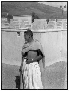Ahmeds Jakūbī uz viesnīcas Palais Jamai jumta Fēsā. 1947 (Foto - Pols Boulzs)