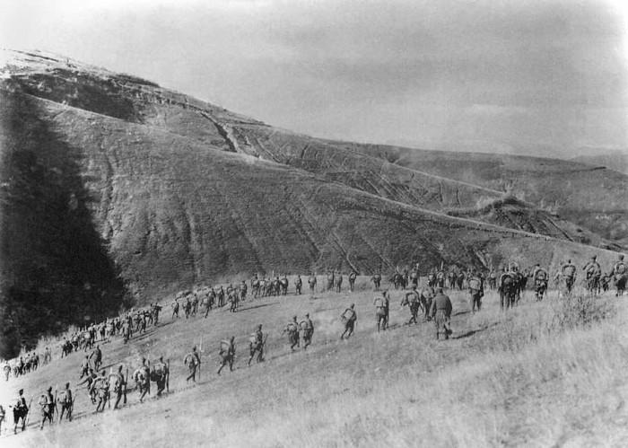Austriešu kājnieku ķēdes Serbijas kalnos 1915. gadā (Foto: Ullstein Bilderdienst, Berlīne)