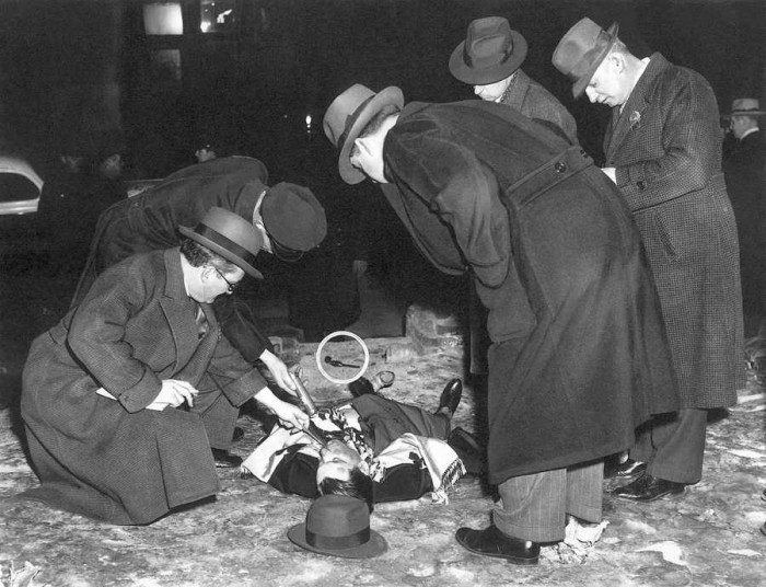 “Banda atriebjas” publicēta “Daily News” 1939. gada 29. janvārī ar parakstu: “Detektīvi pēta Louisa Koena ķermeni, kas naktī atrasts sašauts guļam uz Lūisa ielas. Aplis norāda uz viņa revolveri. Pirms  15 gadiem viņš nogalināja Mazuli Metēju (Kid Dropper – red.).” Louisu Koenu, šaujot ar automātiem, nogalināja, kad viņš iznāca no restorāna Granda un Lūisa ielas stūrī. Pirms piecpadsmit gadiem, būdams septiņpadsmit gadus vecs, viņš 1923. gada 28. augustā pēkšņi iznira aiz taksometra, kurā tikko bija iesēdies ebreju bandīts Neitans Kaplins jeb Kaplans, jeb Mazulis Metējs, un caur aizmugurējo logu ar pieciem šāvieniem Kaplanu nogalināja. Pateicoties advokāta pūlēm, Koenam izdevās izvairīties no nāvessoda; viņam piesprieda 15 gadu cietumsodu un atbrīvoja 1937. gadā. (Foto: Daily News)