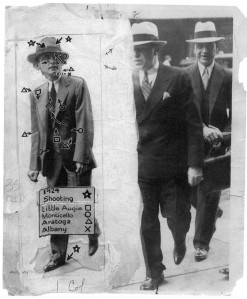 Fotogrāfija ar virsrakstu “Džeka “Kājas” Daiamonta” karjera” publicēta 1931. gada 19. decembrī.  Zem tās ir paraksts: “Kur lodes caururbušas vēlīnā Džeka Daiamonta ķermeni… Pirmais ievainojums (zvaigznīte) iegūts 1924. gada apšaudē. Uz viņu atkal šāva (kvadrātiņi) 1927. gada augustā, kad viņš bija miesassargs Mazajam Augijam, kurš apšaudē gāja bojā. Daiamontu atkal ievainoja (aplīši) Montičello hotelī 1930. gada oktobrī. Ceturto reizi uz viņu šāva (trīsstūrīši) Aratagota Inn, un galu galā viņu nogalināja (x) Albanijā, 1931. gada decembrī pēc randiņa ar Kikiju Robertsu.” Pats Džeks Daiamonts savas īsās dzīves laikā tika turēts aizdomās par vairāk nekā divdesmit piecu cilvēku noslepkavošanu. (Foto: Daily News)