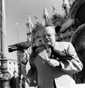 Ernests Hemingvejs baro baložus Svētā Marka laukumā Venēcijā, 1954 (Ernest Hemingway Photograph Collection, John F. Kennedy Presidential Library and Museum, Boston)