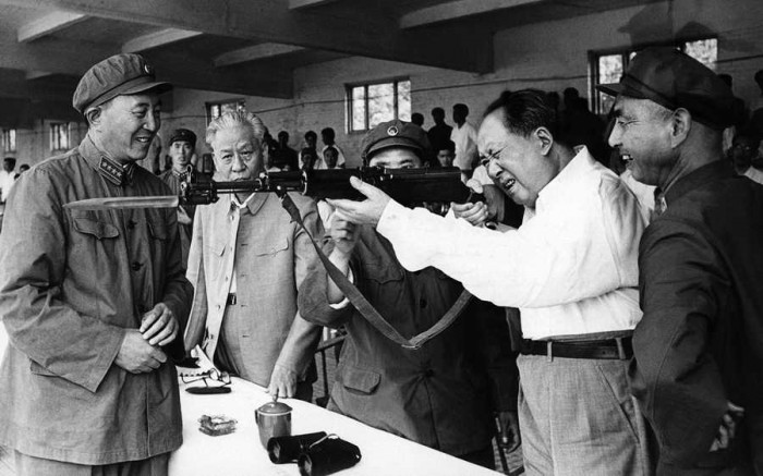 Mao Dzeduns pārbauda ķīniešu ražotu pusautomātisko šauteni, apmeklējot Beidzjinas Tautas atbrīvošanas armijas vienības, 1964 (Foto: Getty Images)