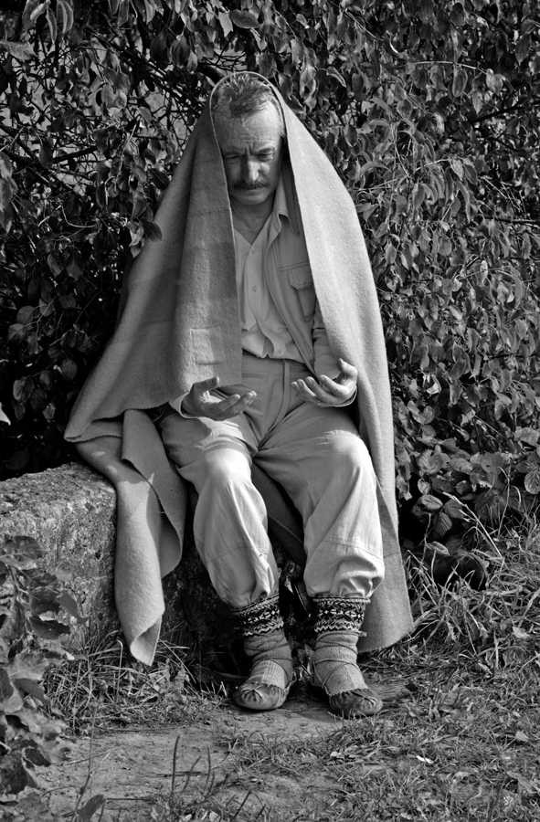 “Imants Lancmanis pozē Apbēdinātā gana tēlam, bet bez jēriņa.” Imanta Lancmaņa foto studija gleznai “Jēra apraudāšana” (Foto - Lauma Lancmane)