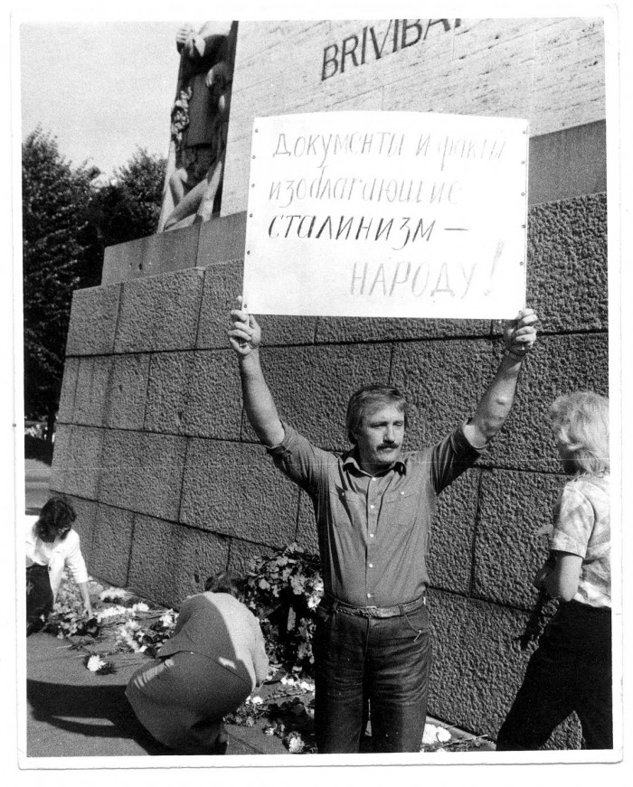 Valdis Turins ar plakātu pie Brīvības pieminekļa 1987. gada 23. august°ā (Foto no personiskā arhīva)