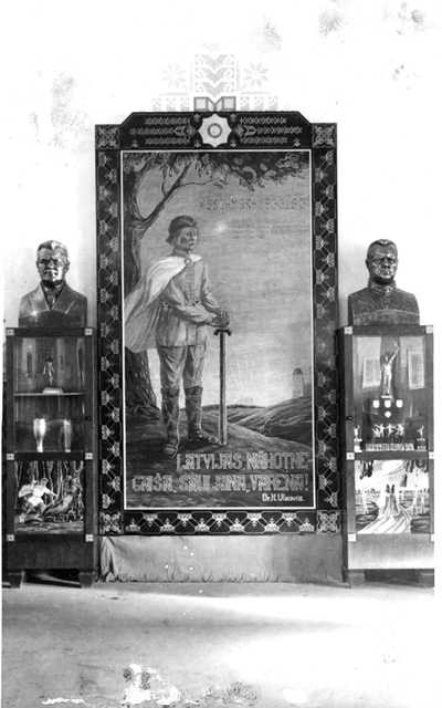 Tēlnieka Rūdolfa Feldberga veidotie Kārļa Ulmaņa (pa kreisi) un Jāņa Baloža krūšu tēli trijos gados, no 1935. līdz 1937. gadam, tika atlieti attiecīgi 365 un 238 eksemplāros un ar Aizsargu Štāba starpniecību daudzviet Latvijā novietoti sabiedrisko organizāciju un pagastu pašpārvalžu telpās (Foto no Latvijas Kara muzeja krājuma)