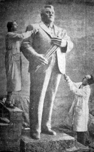 Aleksandra Briede un Jānis Briede pie sava darba 1939. gada vasarā. Statuja bija apskatāma no 15. jūnija līdz 3. jūlijam Latvijas piecu sasniegumu lauksaimniecības izstādē Jelgavā (Foto no 1939. gada 3. jūnija avīzes Jaunākās ziņas)
