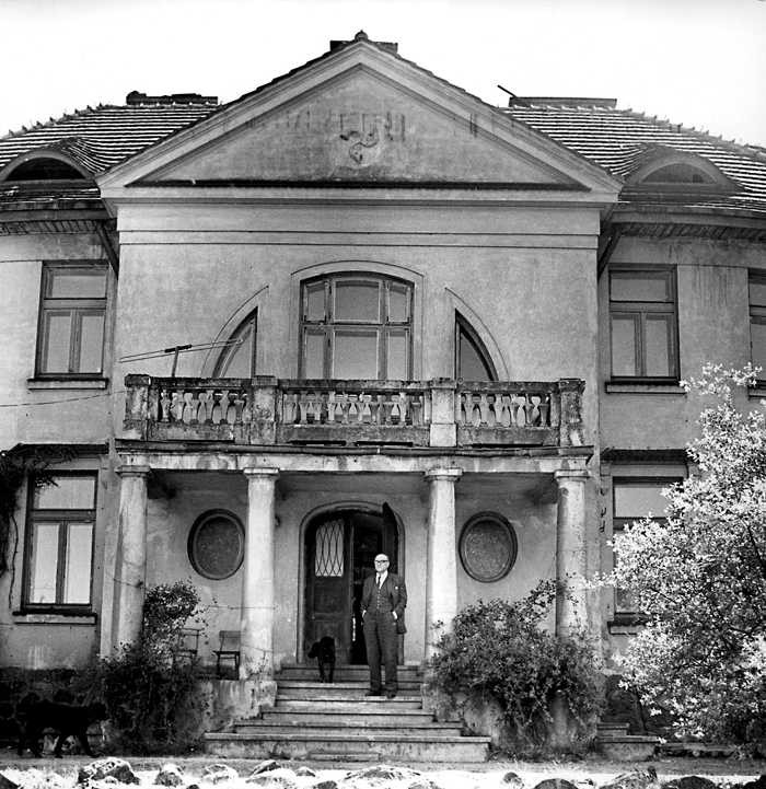 Ivaškevičs ar suni Tropku pie mājas Staviskā (Foto: Muzeum w Stawisku/FOTONOVA)